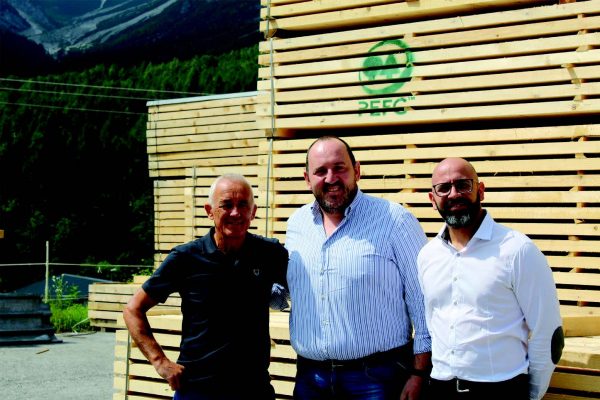 Da sinistra a destra: Marino De Santa,
socio di Legnolandia, Alessandro De Bon e Federico
Fabris, rispettivamente area manager
e responsabile marketing di Sirca, azienda
italiana leader nella produzione di vernici per
il legno.