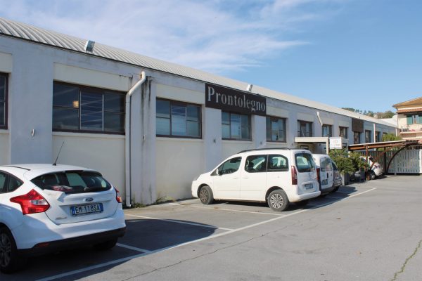 Vista dall’esterno dello stabilimento di Prontolegno,
azienda situata a Buti, in provincia di
Pisa.