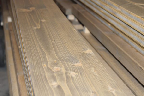 Listone di legno rivestito con una mano
di impregnante e due di finitura speciale,
trasparente all’acqua, altamente protettiva
e soft-touch, messa a punto da Nuova Sivam
appositamente per Prontolegno.