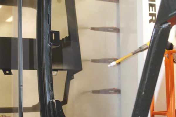 Dettaglio della cabina automatica di verniciatura a polveri dotata di due
reciprocatori con sei pistole ciascuno