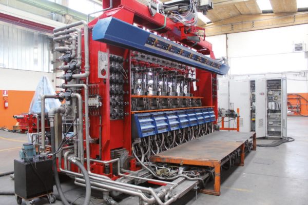 Un impianto per la produzione di
contenitori in vetro cavo – bottiglie,
ad esempio – della Ergon Meccanica
di Dego, in provincia di Savona.
