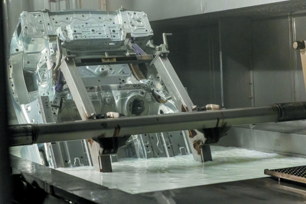 Anche nella vasca
di cataforesi e successivi
lavaggi ultrafiltrati si usa il
sistema di rotazione della
carrozzeria, che consente di
avere vasche piccole (foto
cortesia BMW SLP).